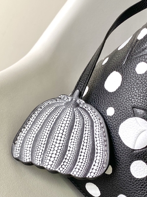 Ladies White Black NéOnoé MM Louis Vuitton Yayoi Kusama Handbag
